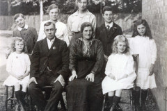 Thomas-Henry-and-Sarah-Wincote-with-children-1917-Lower-End-Alveston